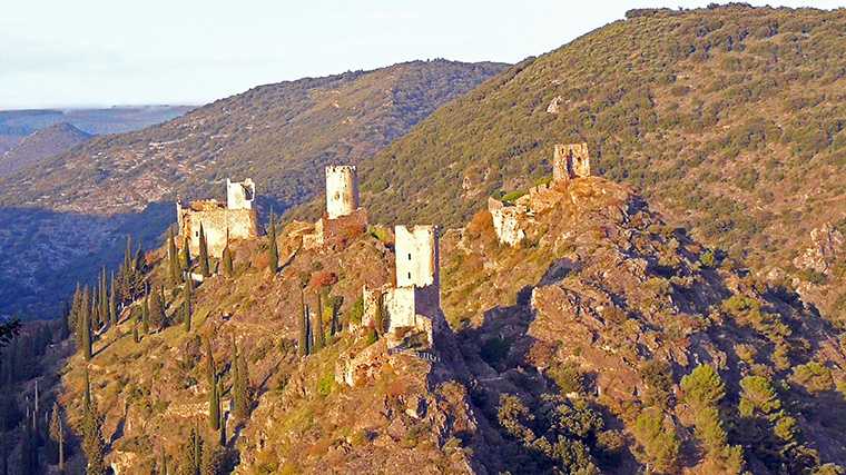 De ruïnes van vier middeleeuwse kastelen bij Carcassonne.