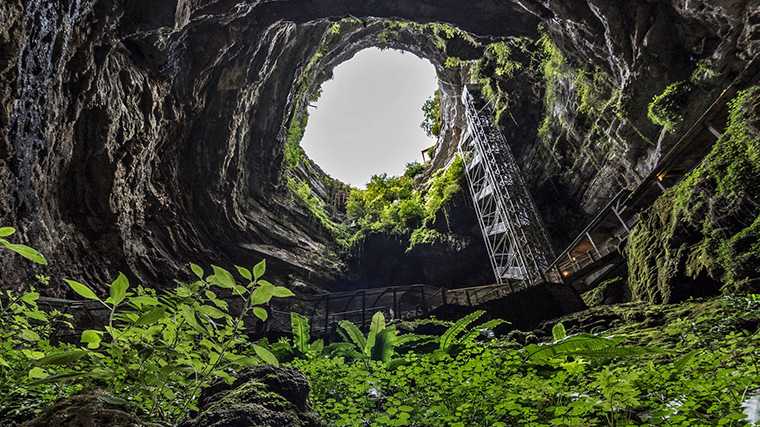 Het gigantische gat van de grot Gouffre de Padirac.