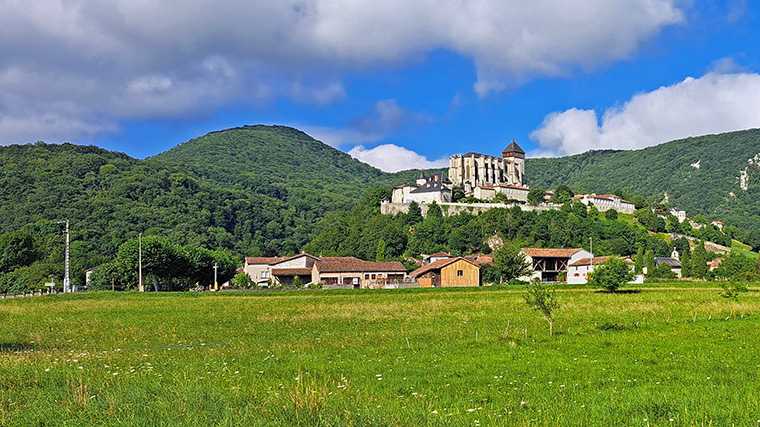 De enorme kathedraal steekt hoog uit boven Saint-Bertrand-de-Comminges.