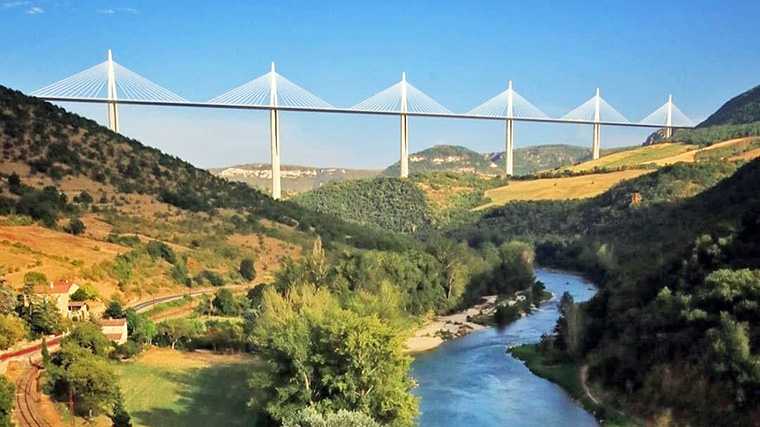 Als je met een huurauto van Toulouse naar het oosten rijdt, mag je het imposante viaduct over de Tarn niet missen.