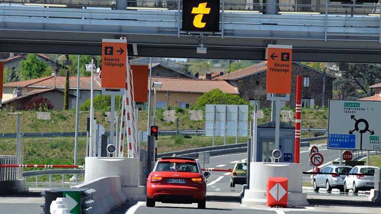 Als je huurauto een elektronisch tolkastje heeft, kun je gebruikmaken van de gereserveerde rijbaan.