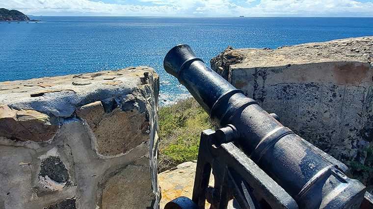 Bij de overblijfselen van Fort Amsterdam zijn enkele kanonnen nog intact.