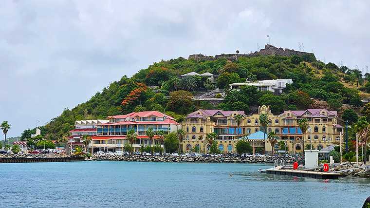 De West Indies Mall in Marigot met hoog daarboven Fort Louis.