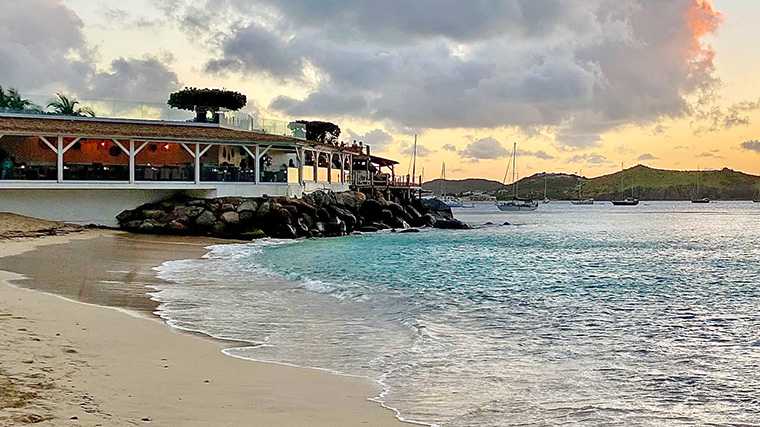 Op het strand bij Grand Case kun je dineren met uitzicht.