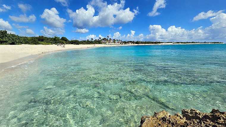 Zó stel je je een tropisch strand voor: Baie aux Prunes op Sint-Maarten.