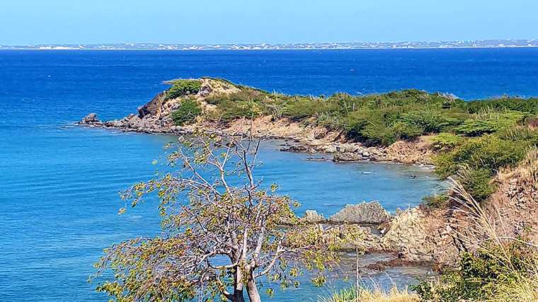 Het uitzicht tussen Friar’s Bay en Happy Bay.