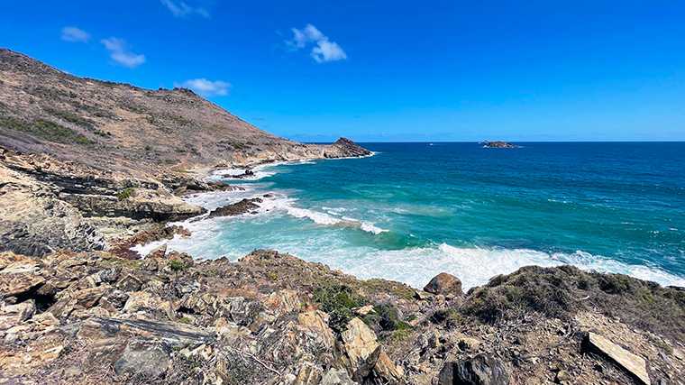 De ruige kust tussen Guana Bay en Geneve Bay.