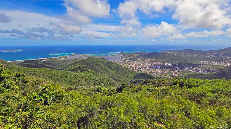 Uitzicht vanaf het hoogste punt op Sint-Maarten.