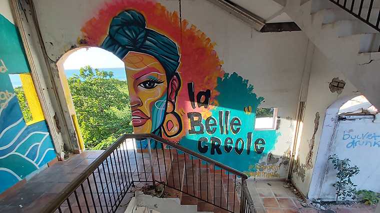 Sommige muren in het voormalige luxe resort zijn kleurrijk beschilderd.