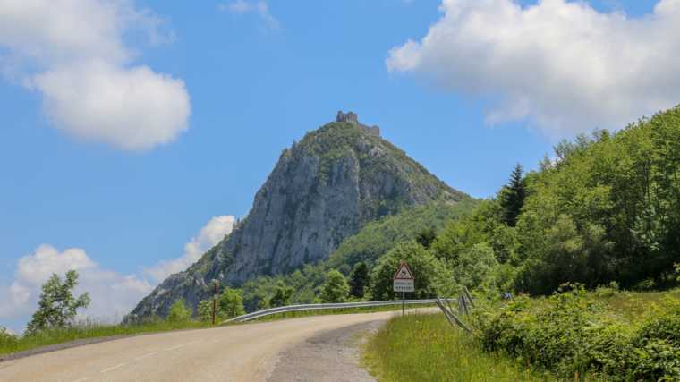Vanaf de weg heb je vanuit je huurauto dit uitzicht op de ruïne van het kasteel van Montségur.
