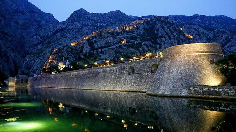 De robuuste verdedigingsmuren van het stadje Kotor.