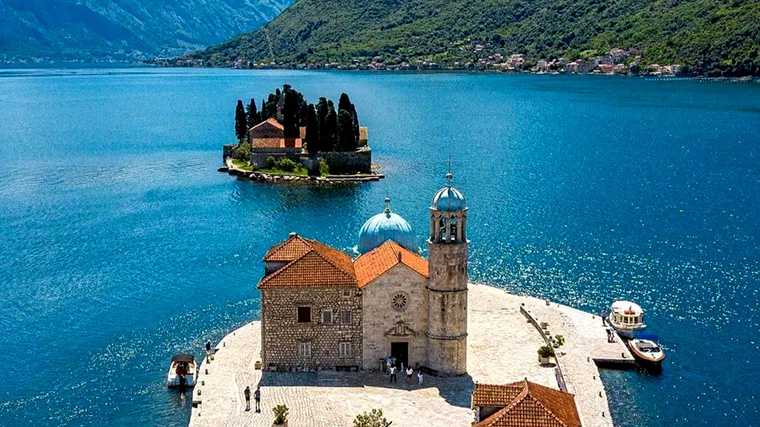 De twee eilandjes voor de kust van Perast aan de Baai van Kotor.