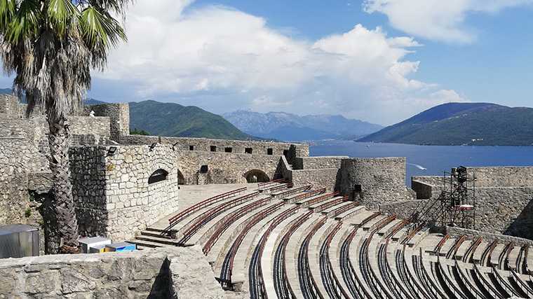 In de zomer zijn er in het fort van Herzeg Novi vaak openluchtvoorstellingen.