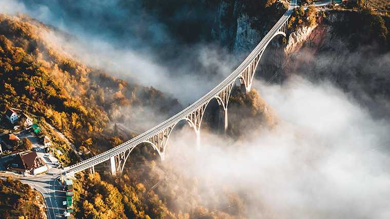 De brug over de rivier de Tara in Montenegro.