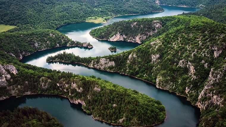 Uitzicht op de meanderende rivier Ćehotine.