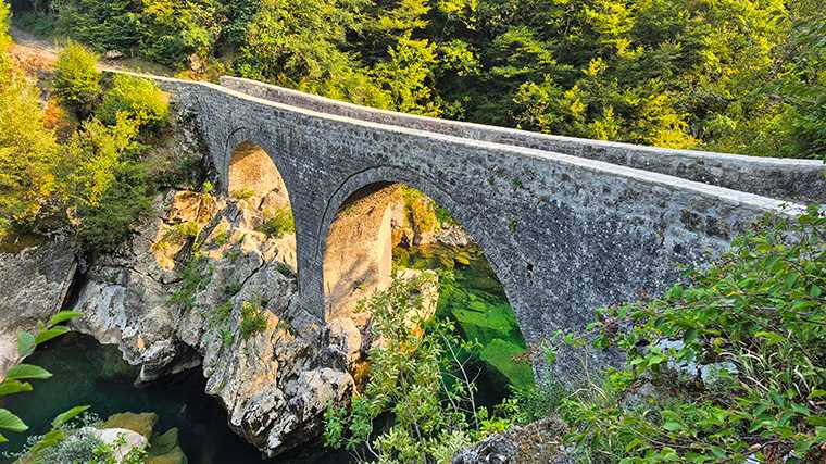 De Danilov-brug over de rivier de Mrtvica.