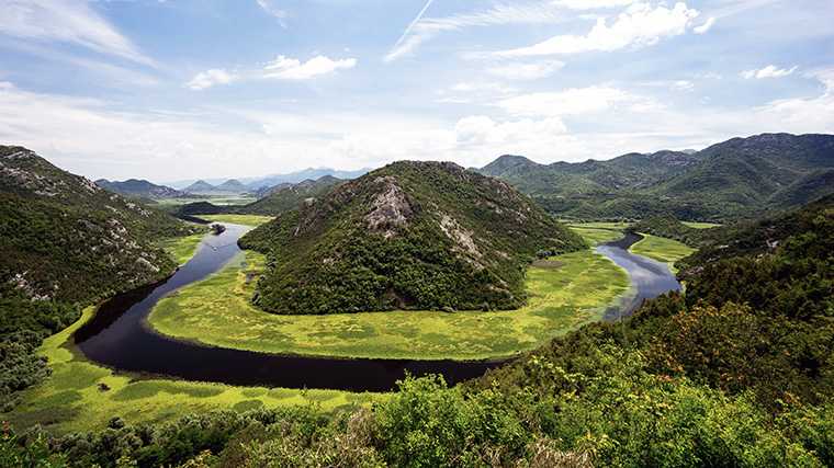 Hoefijzerbocht in het Skadarmeer, Montenegro.