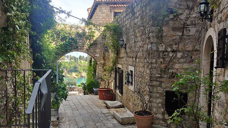 Het historische stadje Ulcinj in Montenegro.
