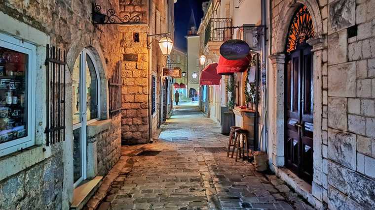 Een straatje in het historische deel van Budva, Montenegro.