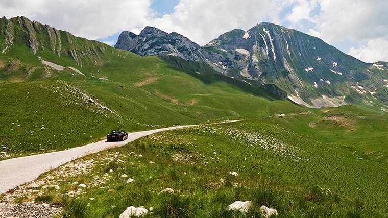 Wat dachtje van een cabrio auto huren in Montenegro?