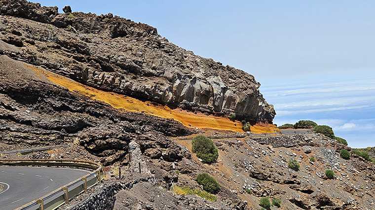 Over deze weg rijd je met je huurauto door maanlandschap naar boven.