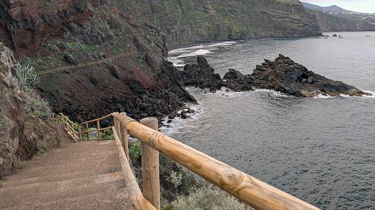 De steile trap naar het strandje van Nogales op La Palma.