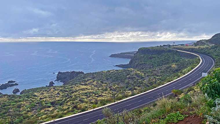 De weg LP-5 die van de luchthaven naar Santa Cruz loopt.