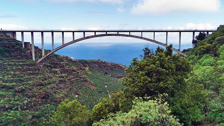 De boogbrug over het ravijn Barranco del Agua in het noorden van La Palma.