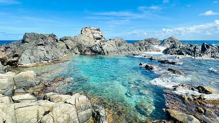 Het natuurlijke zwembad Conchi aan de oostkust van Aruba.
