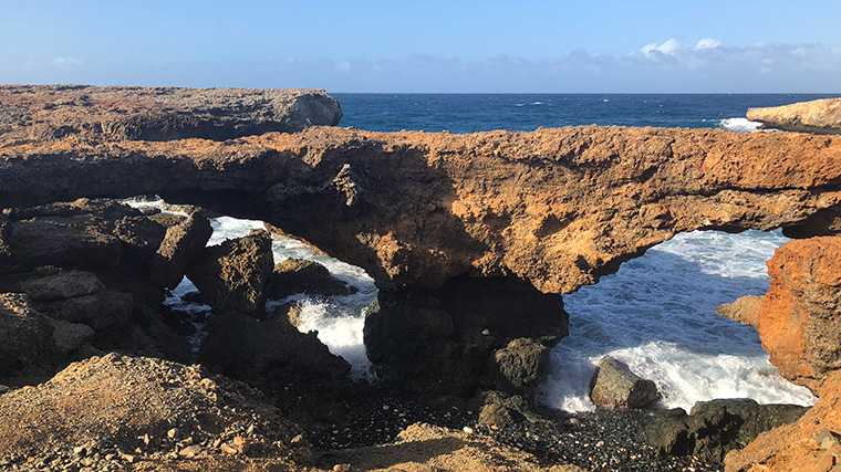 De natuurlijke rotsbruggen bij Blackstone Beach op Aruba.
