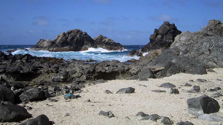 De grillige rotskust van Boca Prins.