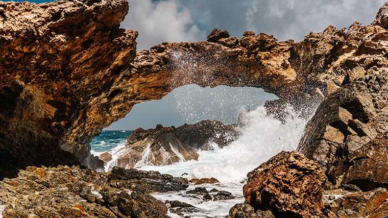 De natuurlijke rotsbrug bij Sero Colorado, Aruba.