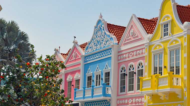 Kleurrijke gevels in Oranjestad, Aruba.
