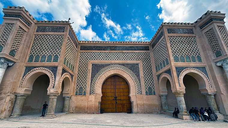 De schitterende stadspoort Bab Mansour in Meknes, Marokko.