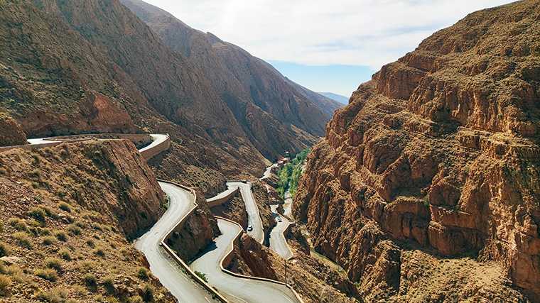 De haarspeldbochten in de weg door de Dadès-vallei.