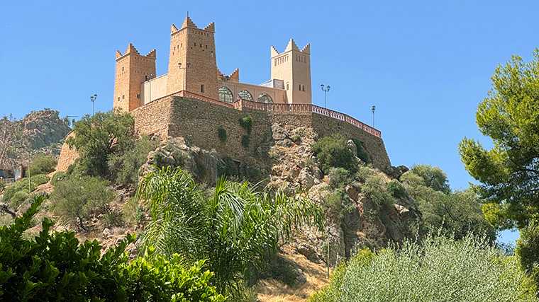De kasba van Beni-Mellal, hoog op een heuvel.