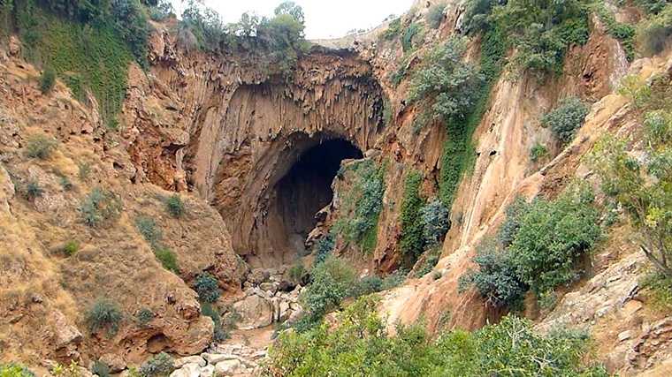 De kolossale natuurlijke brug Imi n’Ifri in Marokko.