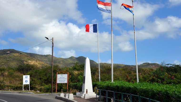 De "grens" tussen Nederlands Sint-Maarten en Frans Saint-Martin. 