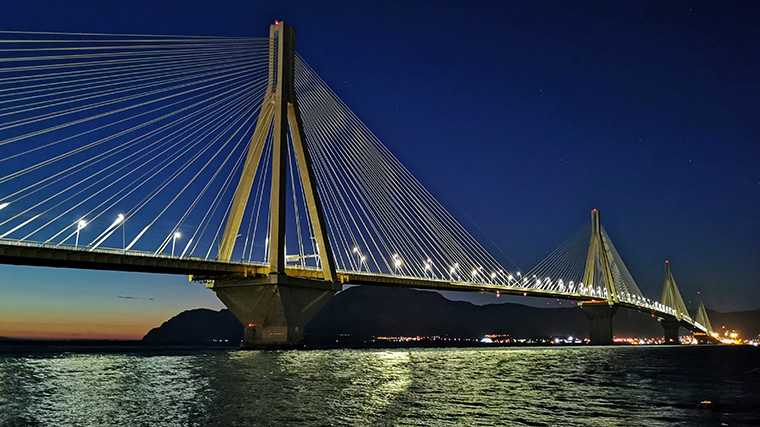 Rijd met je huurauto over de imposante brug over de Golf van Korinthe.