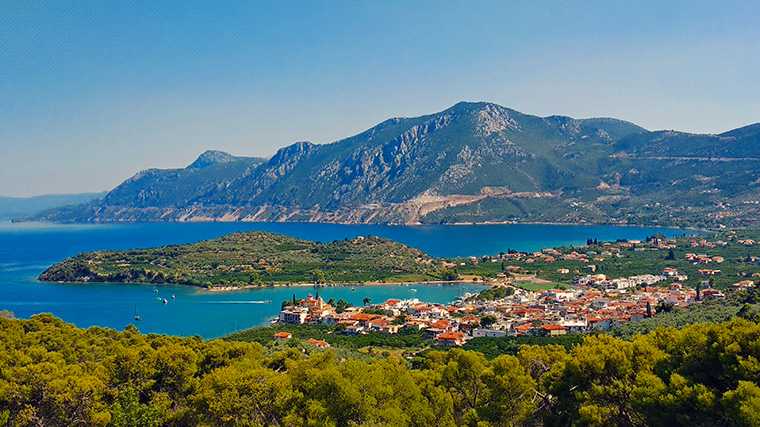 De huidige badplaats Epidauros en de akropolis-kaap van het historische stadje.