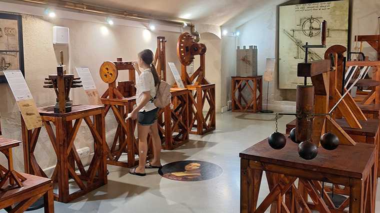 In het Leonardo da Vinci Museum in Florence kunnen kinderen zijn uitvindingen zelf proberen.