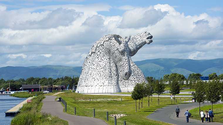 Gigantische paardenhoofden langs de M9 naar Stirling.