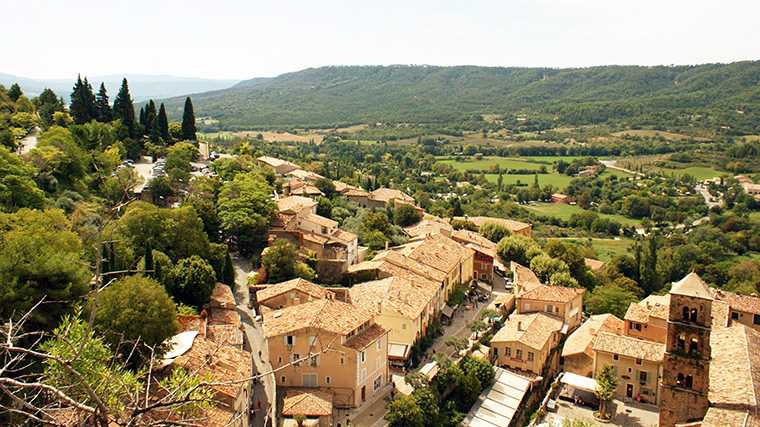 Rondrijden met een huurauto in de Provence, Frankrijk.