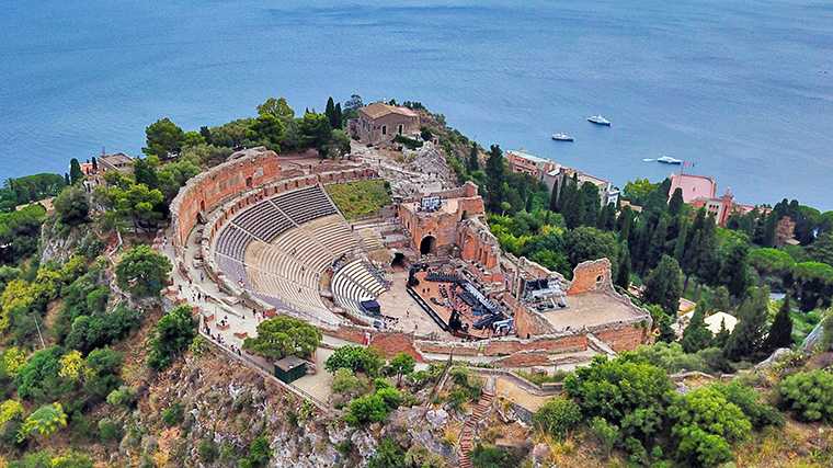 Het Teatro Antico hoog boven Taormina aan de oostkust van Sicilië.