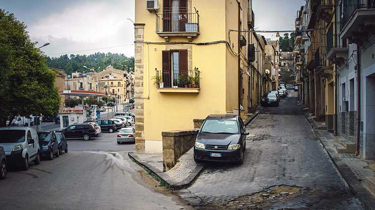 De lokale bevolking parkeert waar er maar een plekje is.