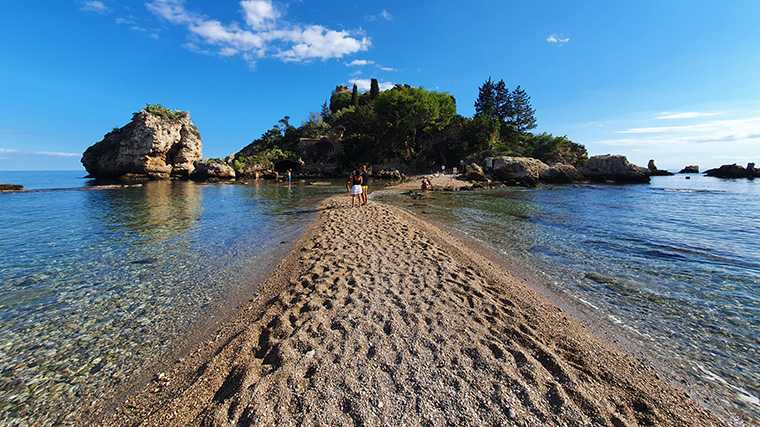 Het eilandje Isola Bella voor de kust bij Taormina, Sicilië.