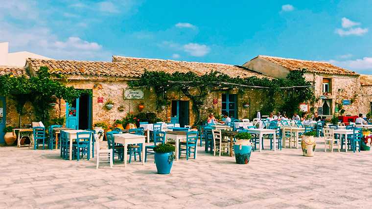 Het oergezellige vissersdorpje Marzamemi op Sicilië.