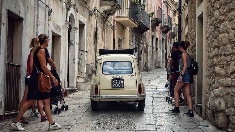 Straatjes zoals deze zijn er veel op Sicilië.