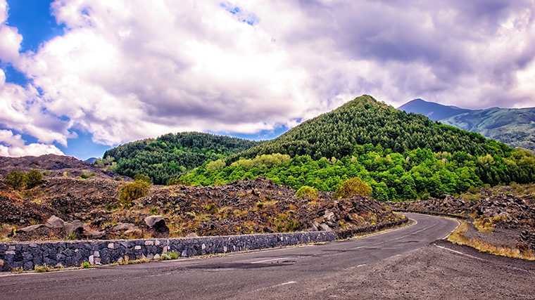 Met een huurauto rijd je gemakkelijk naar de flanken van de Etna op Sicilië.
