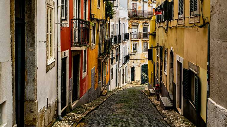 Charmante straatjes in het oude Lissabon.